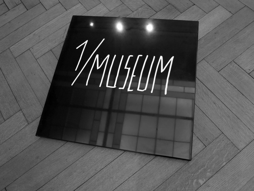 《在‘1/美术馆 复制 1/美术馆’》（‘X个客体的公演’），兰伯茨拍卖行，布鲁塞尔，2015 © JT. copie 1 / Museum’ In ‘1 / Museum ( X Objets Publiquement Mis En Scène ) ( X Objecten Publiek Getoond ) Galerie Nagel Draxler in Salle de ventes Lempertz, Brussel, 2015 ©JT. 