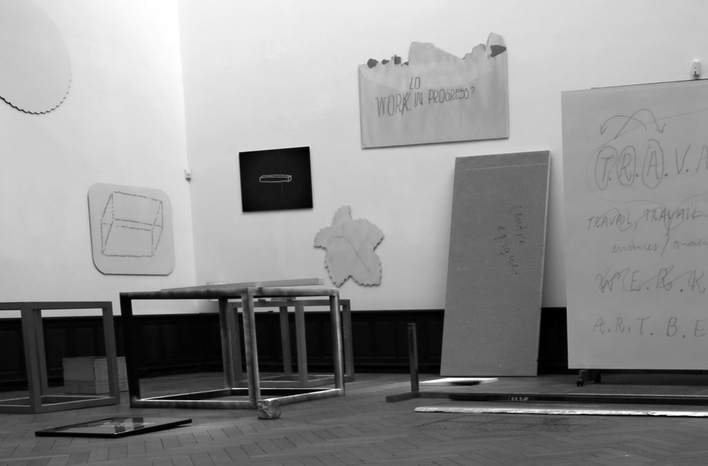 1 / Museum ( X Objets Publiquement Mis En Scène )( X Objecten Publiek Getoond ) Galerie Nagel Draxler in Salle de ventes Lempertz, Brussel, 2015 ©JT. 《1/美术馆》（‘X个客体的公演’），兰伯茨拍卖行，布鲁塞尔，2015 © JT