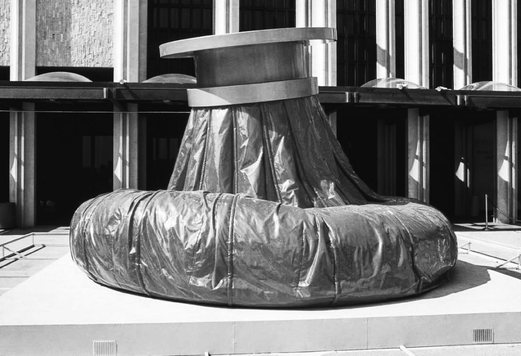 Claes Oldenburg’s Giant Ice Bag ( 1969–70 ), installed at LACMA in 1971. © Claes Oldenburg, Photo © Museum Associates/LACMA 克莱斯·奥登伯格的《大冰袋》（ 1969-1970 ，1971年被安装于LACMA，©Claes Oldenburg 摄影©Museum Associates/LACMA